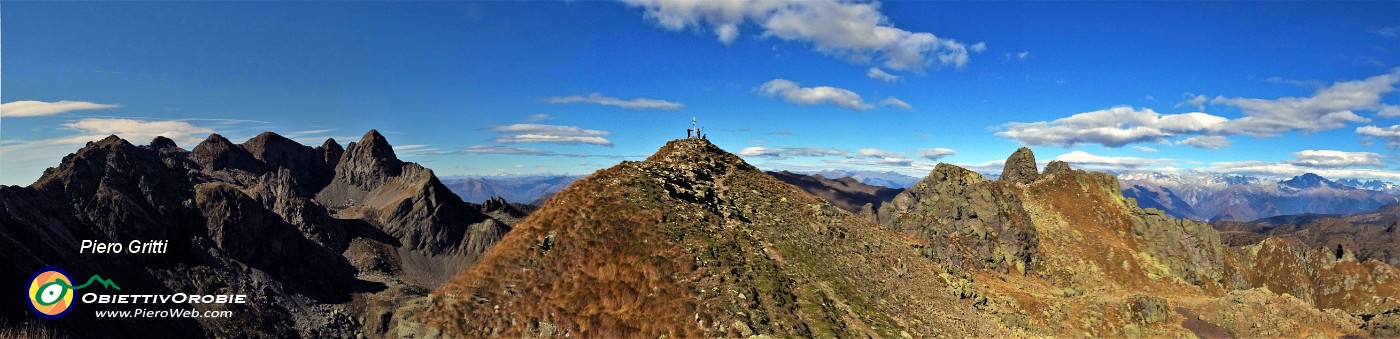 63 Panoramica su Cima di Valle Pianella (2349 m) con Trona a sx e Torrione di Mezza Luna a dx.jpg
